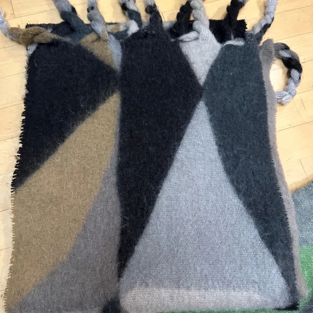 Echo Triangle motif fuzzy scarf/wraps, 16